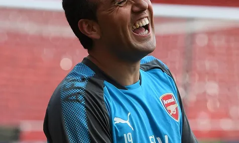 Sau 554 ngày trở lại, Cazorla cười tươi rói trên Emirates