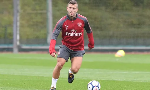 Sau gãy chân, Wilshere tái xuất