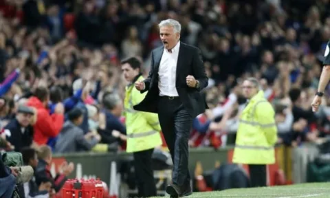 Sau tất cả, Jose Mourinho hàn gắn tình cảm với CĐV Man Utd