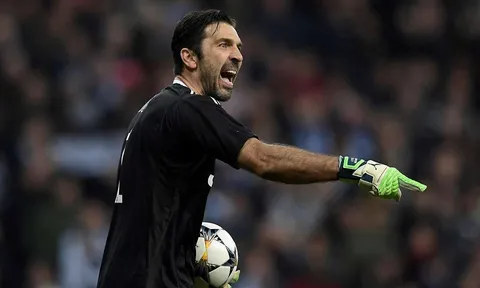 Sau thất bại cay đắng, Michael Owen an ủi Buffon