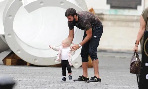 Sau trận đại thắng cùng Liverpool, Alisson trở về làm người đàn ông của gia đình
