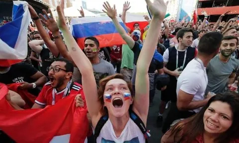 World Cup 2018: Các cổ động viên say xỉn 'ngã đâu ngủ đấy'