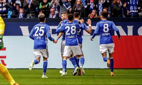 Schalke lại thắng, Bayern chưa thể làm 'Vua'