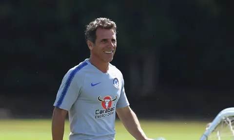 Huyền thoại Zola chính thức trở lại Chelsea, 'trợ lực' cho tân HLV Sarri