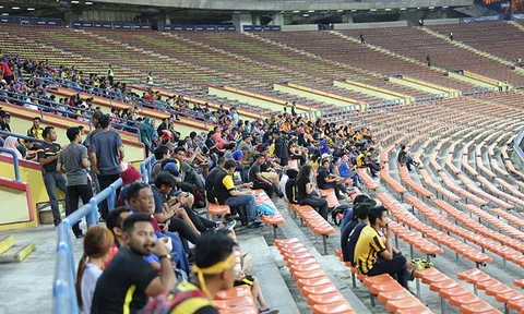 CĐV Malaysia "bỏ rơi" đội nhà ngày khai màn SEA Games