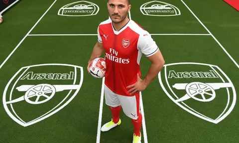 Sead Kolasinac lạnh lùng khoe áo đấu Pháo thủ
