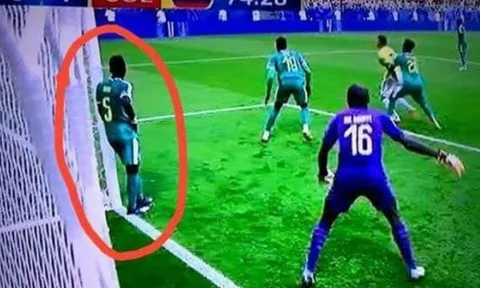 Đứng chống hông nhìn đối thủ ghi bàn, sao Senegal bị CĐV tố bán độ