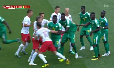 Pha phối hợp đá phạt góc lạ lùng của tuyển Senegal