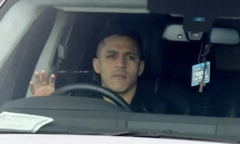 Shaw & Sanchez buồn rũ rượi khi trở lại Man Utd