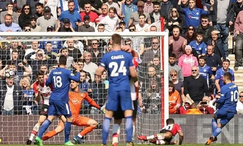 Siêu dự bị Giroud lên tiếng, Chelsea thoát hiểm theo kịch bản khó tin