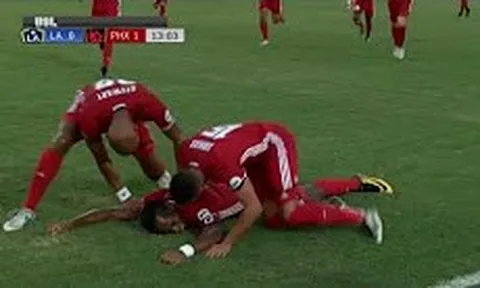 Siêu phẩm từ khoảng cách 40m của Didier Drogba