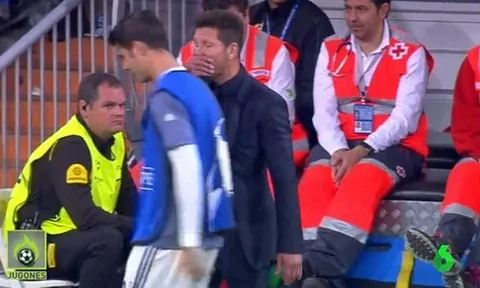 Simeone hỏi...xin bánh Morata ngay trên sân