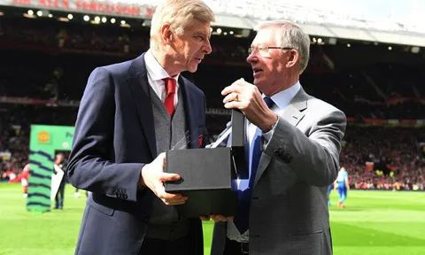 Hé lộ dòng chữ trên kỷ niệm chương Sir Alex tặng HLV Wenger