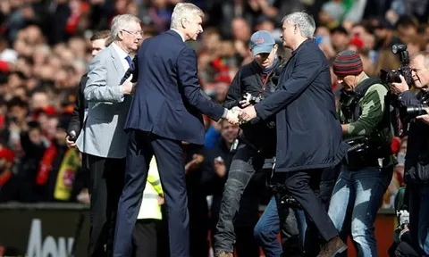 Sir Alex tái xuất, cùng Mourinho tặng quà cho HLV Wenger