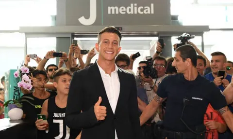 'Số 10' mới - Bernardeschi đã có mặt tại Juventus