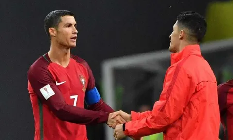 SỐC! Alexis Sanchez nhận tối hậu thư từ Ronaldo cho việc 'chọn số áo'