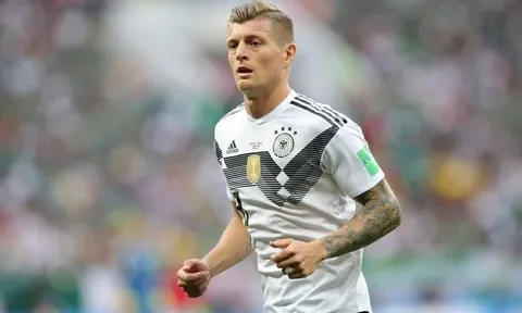 SỐC: Toni Kroos không thèm chuyền cho đồng đội ở tuyển Đức