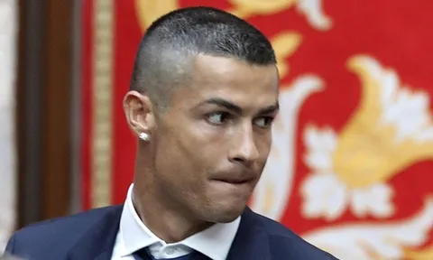 Soi từng milimet mái tóc húi cua của Ronaldo