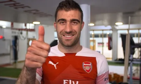 Sokratis đến Arsenal: Wenger lí giải vì sao đội bóng thiếu người lãnh đạo