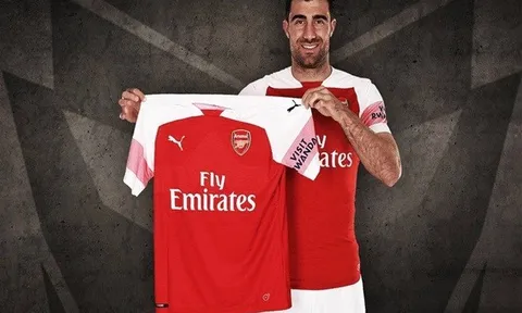 Huyền thoại chào đón Sokratis đến với Arsenal