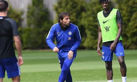 Sống dậy hi vọng top 4, Conte xỏ giày chơi bóng cùng cầu thủ