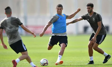 Song sát Ronaldo - Dybala cùng nhau 'quậy nát' sân tập Juventus