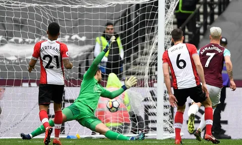 Southampton! Làm gì 'dưới đó' vậy?