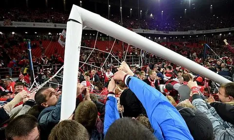 CĐV Spartak Moscow giật sập khung thành mừng đội nhà vô địch