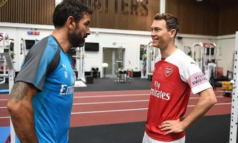 Stephan Lichtsteiner rạng rỡ ra mắt Arsenal