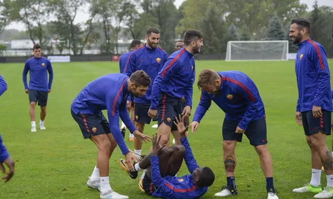 Strootman, De Rossi 'hổ báo' với đồng đội