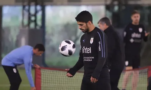 Suarez cô đơn trên tuyển Uruguay