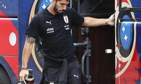 Suarez cùng tuyển Uruguay buồn bã về nước