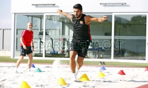 Suarez 'luyện công' trên cát, quyết hồi phục sớm chấn thương