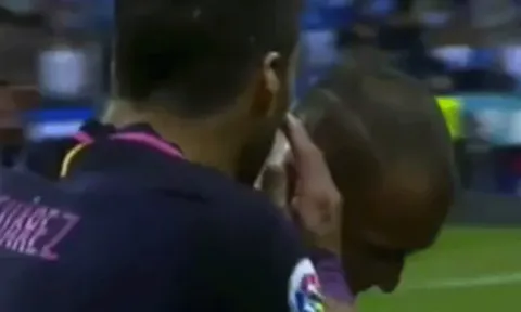 Suarez mắng Sandro: Đừng quên ai đã nuôi dạy mày