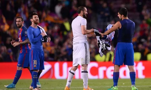 Suarez và Chiellini "hóa thù thành bạn"
