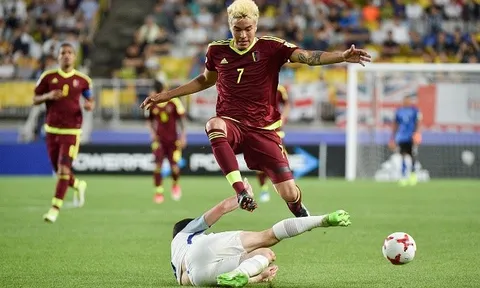 Sút hỏng phạt đền, ngôi sao 10,6 triệu euro của Watford ngậm ngùi nhìn Tam sư nâng cúp