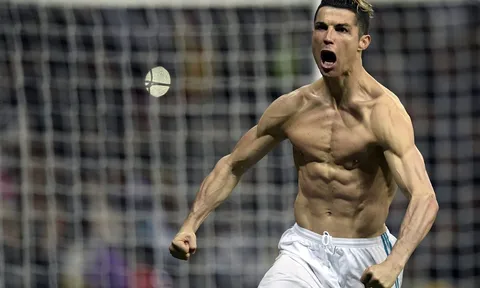 Sút rách lưới Juventus, Ronaldo khoe cơ bắp cuồn cuộn