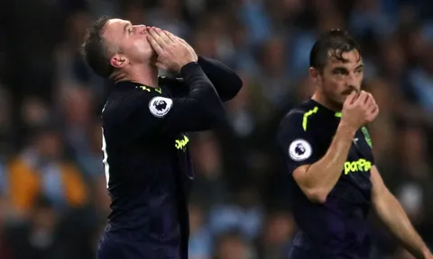 Sút tung lưới Man City, Rooney nhắn 'lời yêu' tới Man Utd