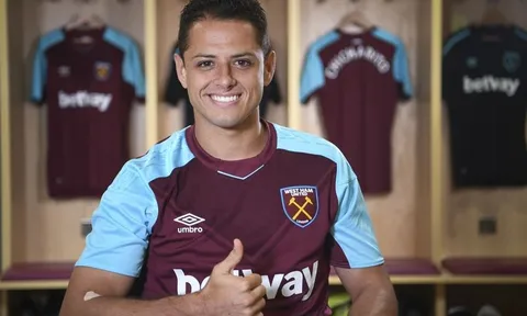 Sút tung lưới M.U, Chicharito có ăn mừng?
