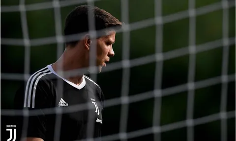 Szczesny đầy căng thẳng trong lần đầu tập cùng Juventus