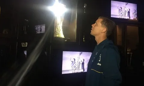 Szczesny thích thú ngắm phòng truyền thống của Juventus