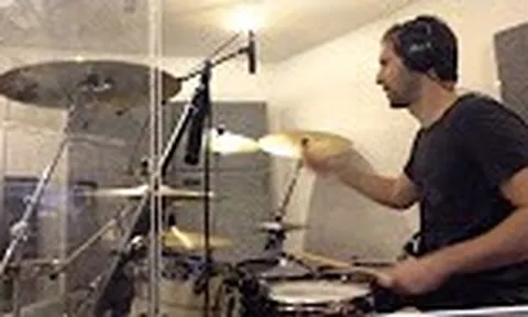 Tài năng chơi trống 'cực siêu' của Petr Cech