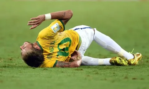 Tại sao Neymar lại bị "chăm sóc" nhiều đến thế?
