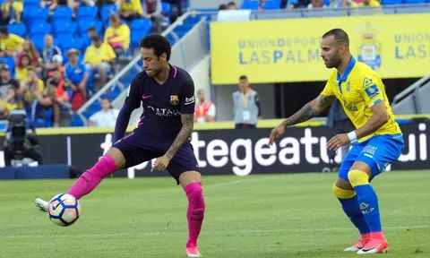 Tại sao Neymar lập hat-trick với một bên áo dài tay?