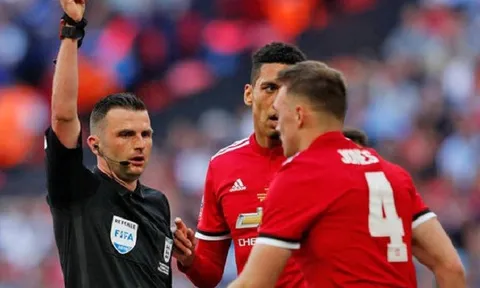Vì sao Phil Jones không bị đuổi sau tình huống phạm lỗi với Hazard?