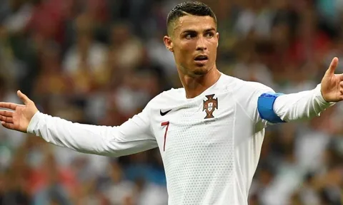 Tại sao Ronaldo luôn mặc áo dài tay khi thi đấu?