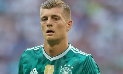 Tạm gác tin đồn về M.U, Toni Kroos bất ngờ khoe hình xăm "không thể đụng hàng"