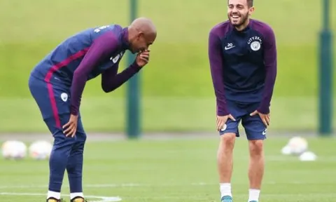 Tân binh Bernardo Silva liên tục pha trò trên sân tập của Man City