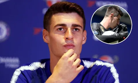 Tân binh Kepa đáp trả người tiền nhiệm về việc chèo kéo Hazard