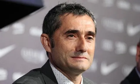 Tân HLV Barcelona và bài toán hàng tiền vệ